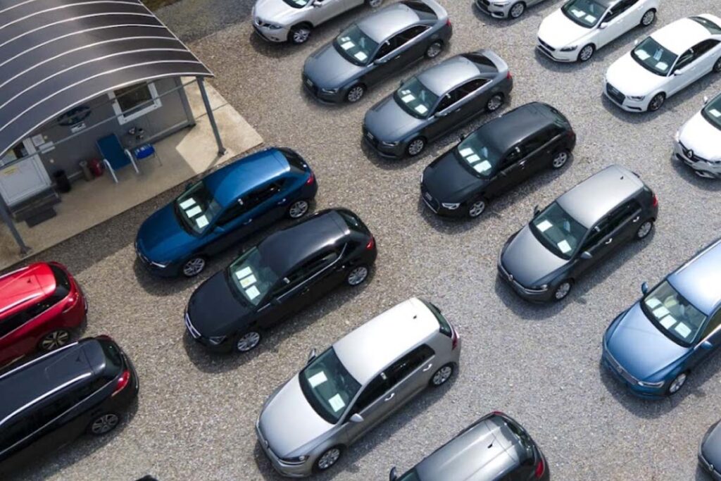 JP COMPANY Rent A Car Novi Sad - pogled iz vazduha na parkirana vozila - dron